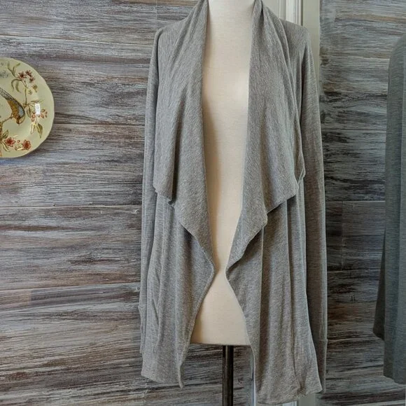 Lilly Pulitzer Womens Gray Sweater Cardigan Large L with Pockets and Thumb Holes - Picture 1 of 11